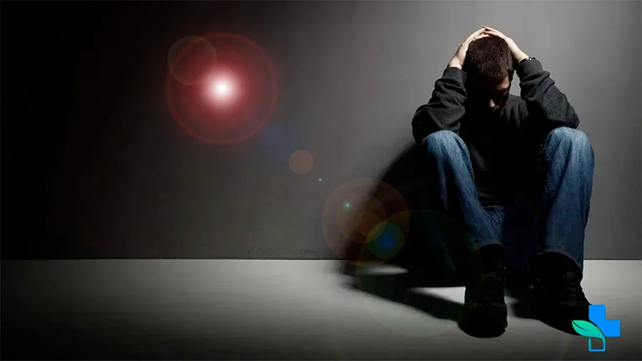 Парень сидит на полу